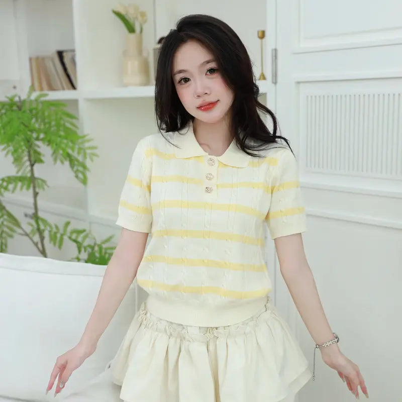 （開版優惠）2026夏季系列針織上衣，雙色設計搭配金色菱形扣，條紋風格，適合上班與日常穿搭M09-TENDRE。