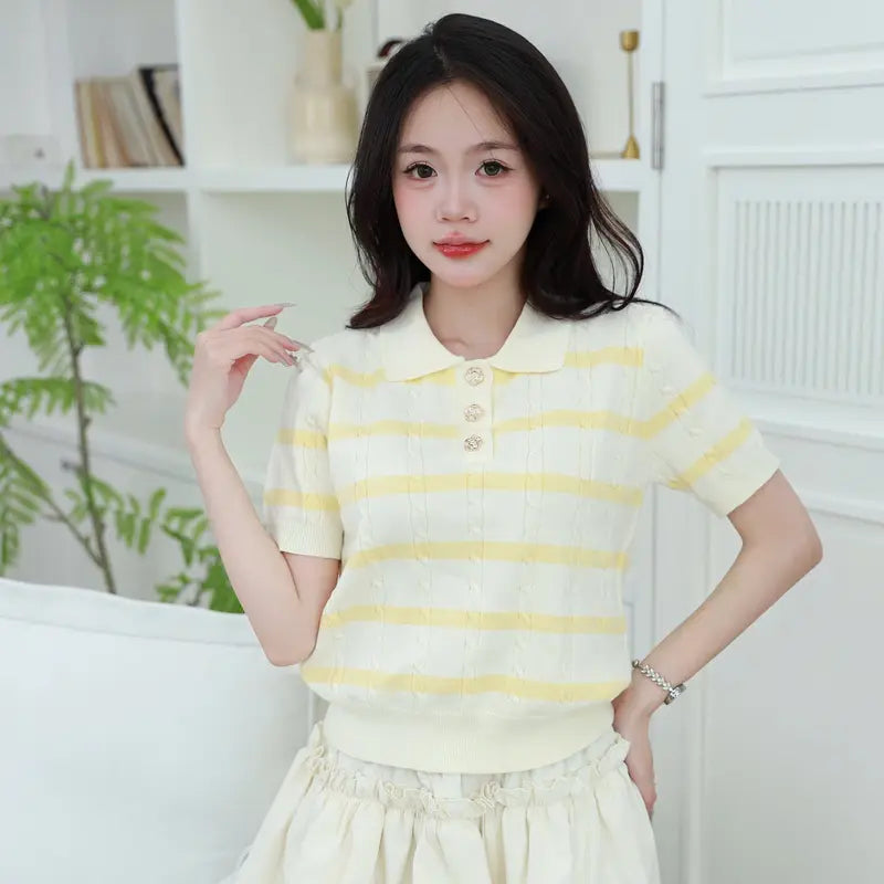 （開版優惠）2026夏季系列針織上衣，雙色設計搭配金色菱形扣，條紋風格，適合上班與日常穿搭M09-TENDRE。