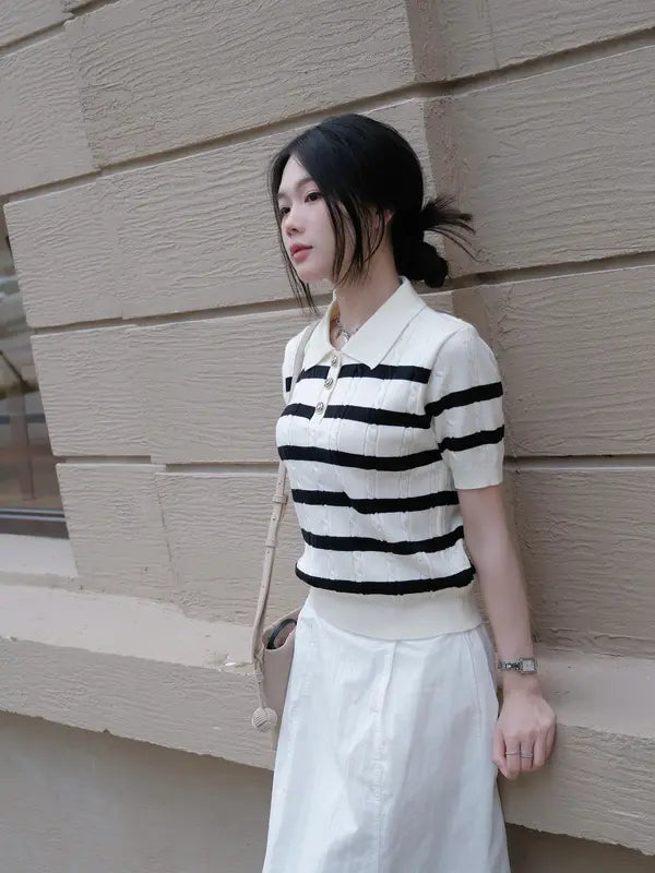 （開版優惠）2026夏季系列針織上衣，雙色設計搭配金色菱形扣，條紋風格，適合上班與日常穿搭M09-TENDRE。