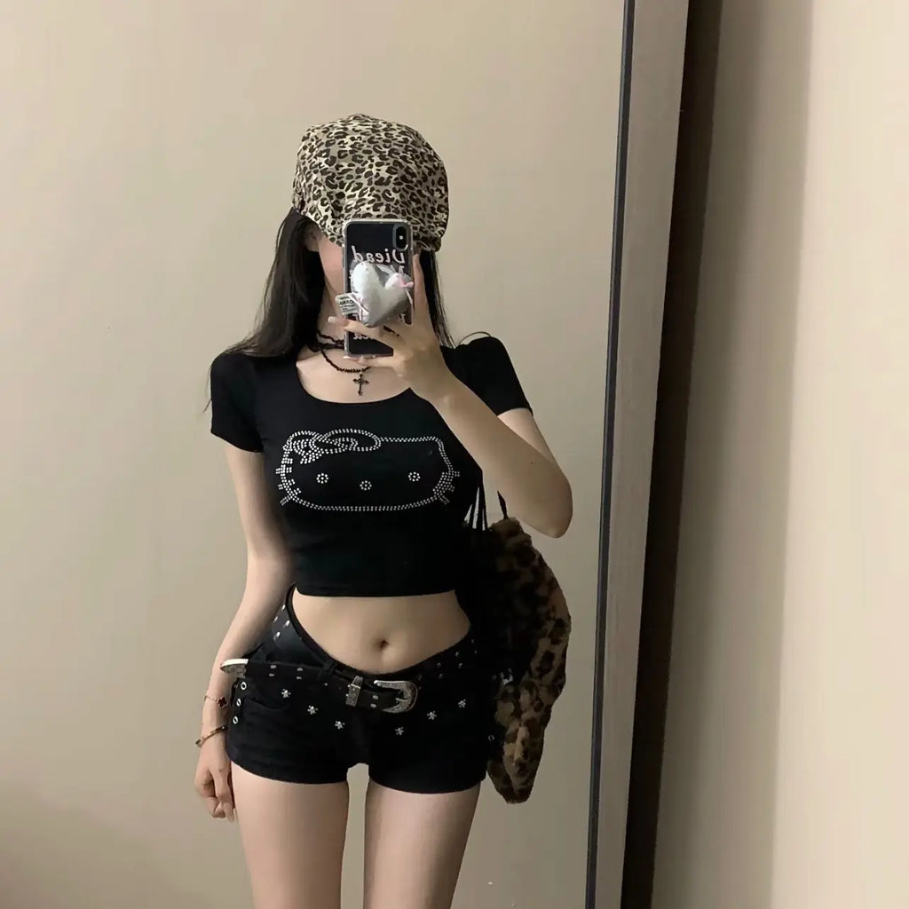 女款黑色低腰Denim牛仔短褲｜鉚釘星星設計｜修身顯瘦 顯腿長 百搭必備