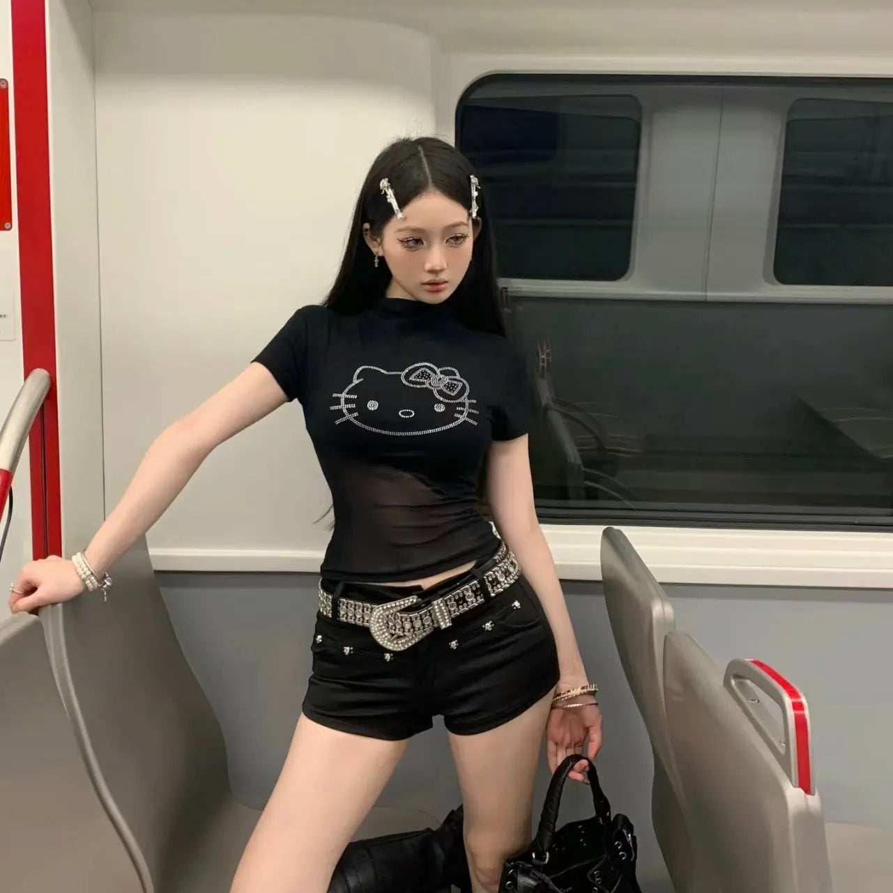 女款黑色低腰牛仔短褲｜鉚釘 星星設計｜修身顯瘦 顯腿長 百搭必備