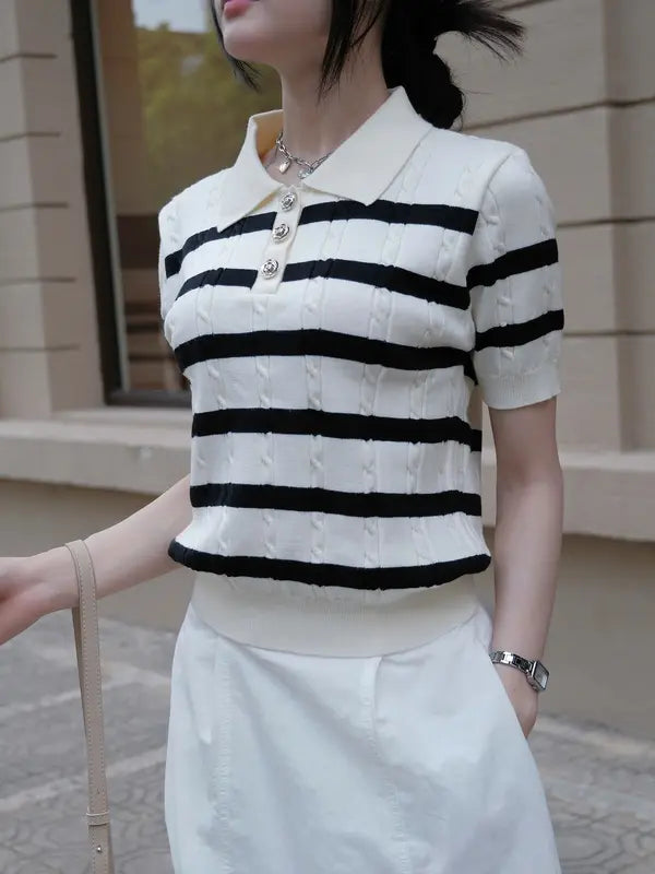 （開版優惠）2026夏季系列針織上衣，雙色設計搭配金色菱形扣，條紋風格，適合上班與日常穿搭M09-TENDRE。