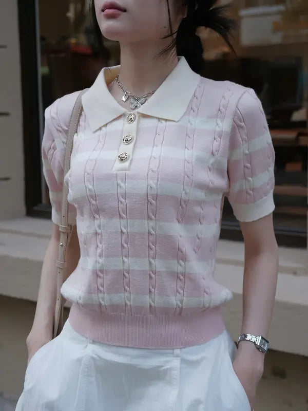 （開版優惠）2026夏季系列針織上衣，雙色設計搭配金色菱形扣，條紋風格，適合上班與日常穿搭M09-TENDRE。