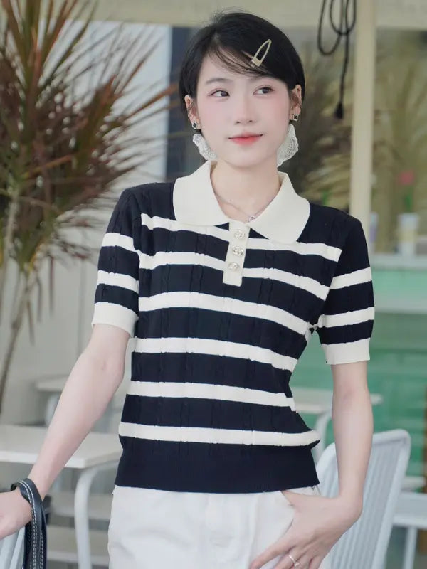 （開版優惠）2026夏季系列針織上衣，雙色設計搭配金色菱形扣，條紋風格，適合上班與日常穿搭M09-TENDRE。